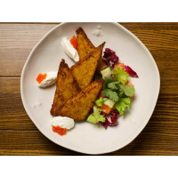 Хешбраун із веганським крем-сиром та овочевим салатом