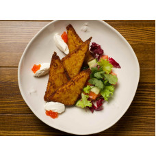 Хешбраун із веганським крем-сиром та овочевим салатом