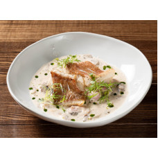 Морской окунь с палюшками и сливочно-грибным соусом 320 г